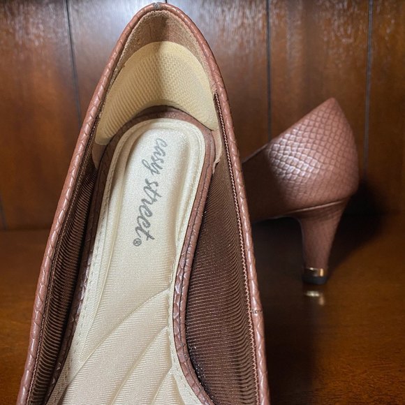 NWOT Easy Street Pump Shoes with Heel Gold Trim Size 7.5 (9.5”) Brown - Picture 9 of 10